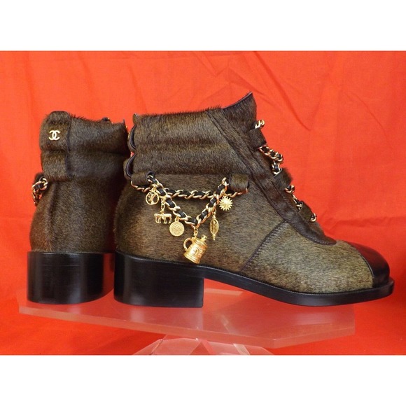NIB CHANEL BROWN GOLD CHARMS CHAIN BLACK CAP TOE PONY HAIR ANKLE BOOTS 38.5 $2K - Picture 11 of 12